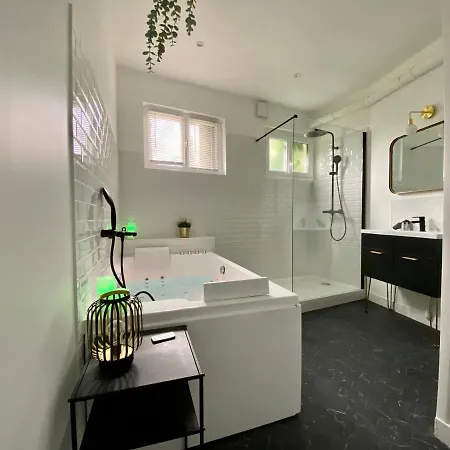 Coin De Bonheur à - Baignoire Balnéo Appartement *